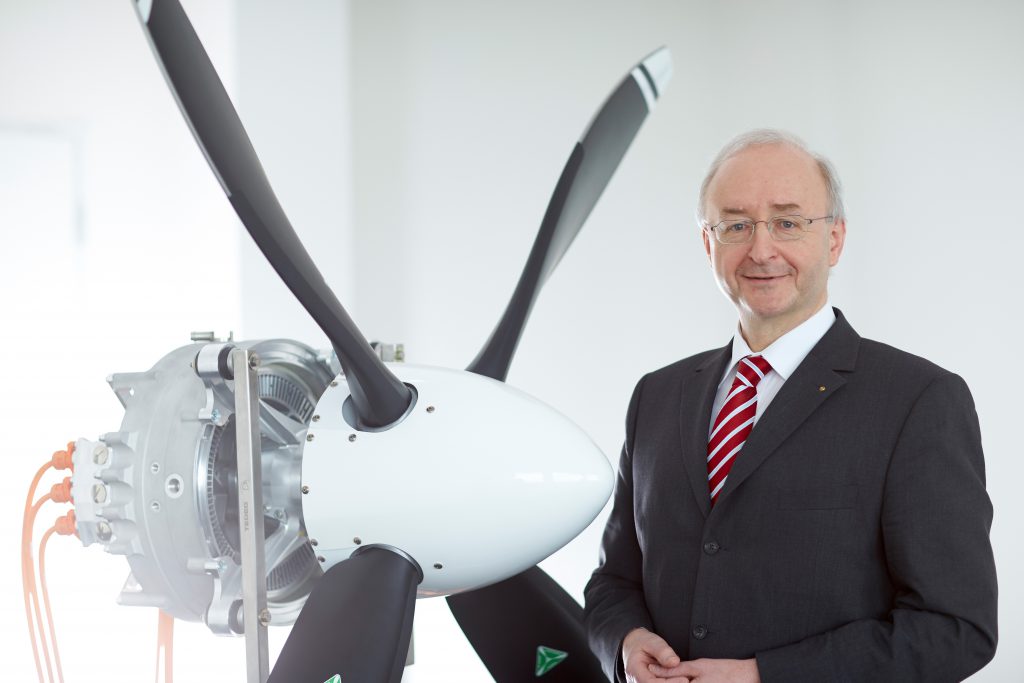 Die Rekord-Leistung gibt der neue Motor bereits bei einer Drehzahl von nur 2.500 Umdrehungen pro Minute ab und kann somit einen Propeller direkt, ganz ohne Getriebe, antreiben. Damit seien seriell-hybride Elektroflugzeuge mit vier oder mehr Sitzen möglich, sagt Dr. Frank Anton, Leiter eAircraft bei der zentralen Siemens-Forschung Corporate Technology. Since the new motor delivers its record-setting performance at rotational speeds of just 2,500 revolutions per minute, it can drive propellers directly, without the use of a transmission. "This innovation will make it possible to build series hybrid-electric aircraft with four or more seats," said Frank Anton, Head of eAircraft at Siemens Corporate Technology, the company's central research unit.
